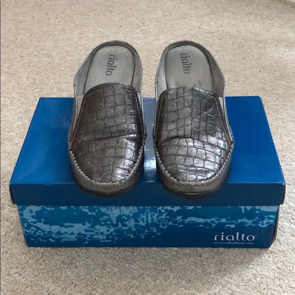 Rialto Pewter Metallic Clogs - Picture 3 of 6